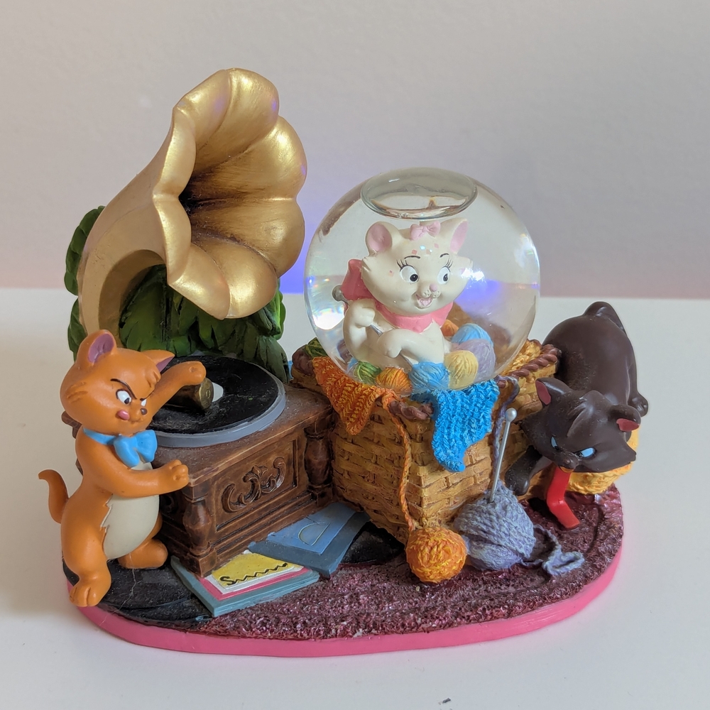 Vintage Disney Authentic Arictocats Exclusive Figurine  Snow Ball
